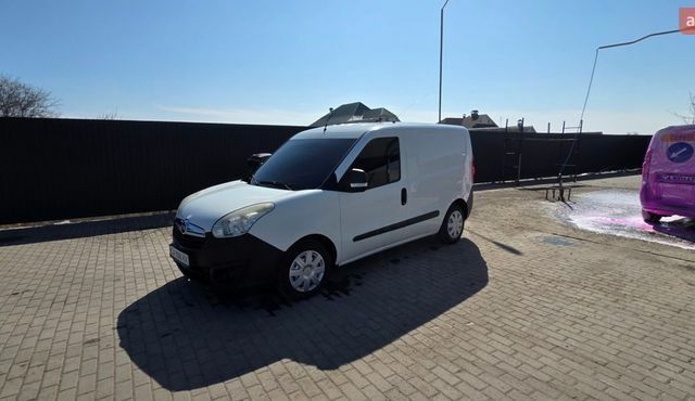 Белый Опель Комбо груз.-пасс., объемом двигателя 1.3 л и пробегом 261 тыс. км за 5200 $, фото 1 на Automoto.ua