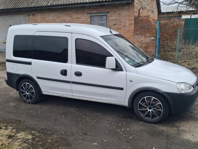 Белый Опель Комбо груз.-пасс., объемом двигателя 1.2 л и пробегом 300 тыс. км за 4300 $, фото 1 на Automoto.ua