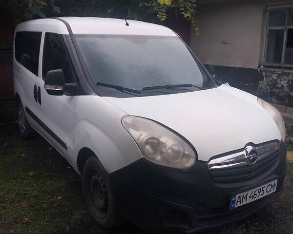 Белый Опель Комбо груз.-пасс., объемом двигателя 1.25 л и пробегом 360 тыс. км за 4500 $, фото 1 на Automoto.ua