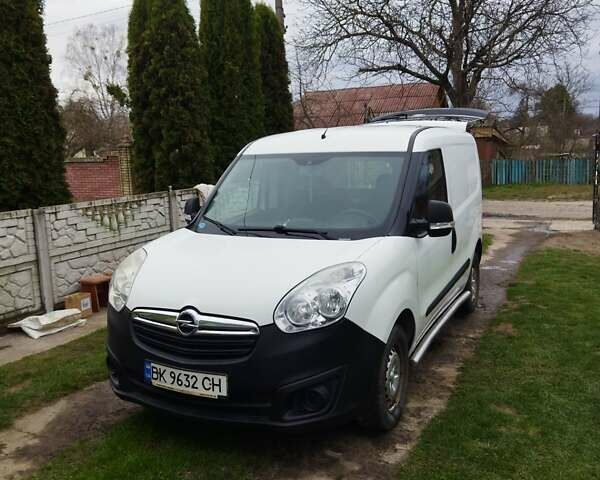 Белый Опель Комбо груз.-пасс., объемом двигателя 1.2 л и пробегом 235 тыс. км за 6000 $, фото 1 на Automoto.ua