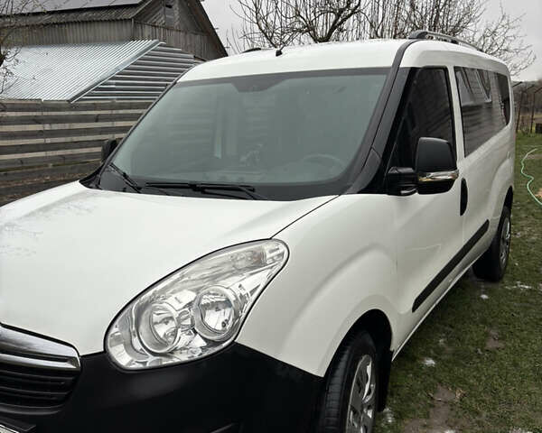 Белый Опель Комбо груз.-пасс., объемом двигателя 1.6 л и пробегом 247 тыс. км за 8000 $, фото 1 на Automoto.ua