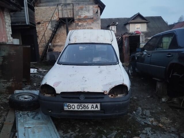 Белый Опель Комбо груз.-пасс., объемом двигателя 1.7 л и пробегом 100 тыс. км за 400 $, фото 1 на Automoto.ua