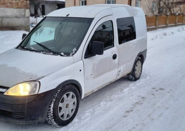 Белый Опель Комбо груз.-пасс., объемом двигателя 1.2 л и пробегом 200 тыс. км за 1999 $, фото 1 на Automoto.ua
