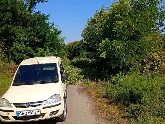 Бежевий Опель Комбо вант.-пас., об'ємом двигуна 1.2 л та пробігом 340 тис. км за 2800 $, фото 1 на Automoto.ua