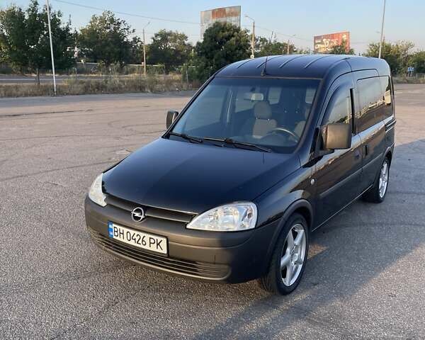 Черный Опель Комбо груз.-пасс., объемом двигателя 1.3 л и пробегом 177 тыс. км за 5600 $, фото 1 на Automoto.ua