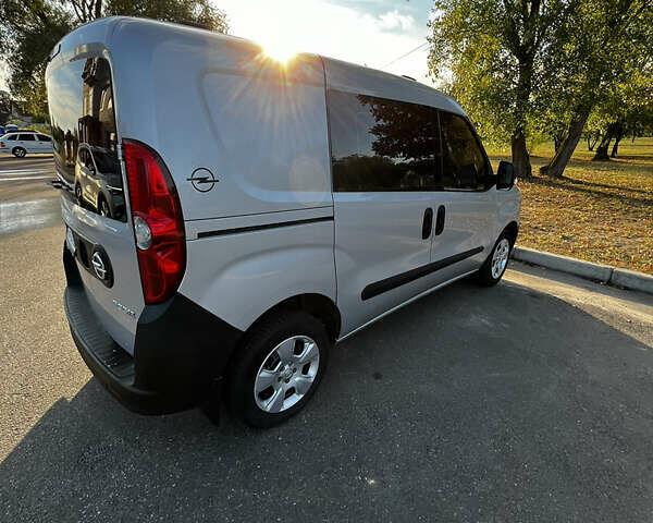 Серый Опель Комбо груз.-пасс., объемом двигателя 1.25 л и пробегом 263 тыс. км за 5600 $, фото 1 на Automoto.ua