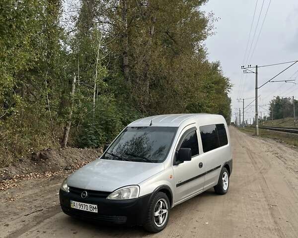 Серый Опель Комбо груз.-пасс., объемом двигателя 1.7 л и пробегом 395 тыс. км за 2700 $, фото 1 на Automoto.ua