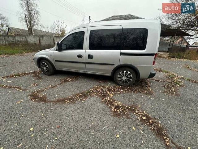 Серый Опель Комбо груз.-пасс., объемом двигателя 1.4 л и пробегом 188 тыс. км за 4999 $, фото 1 на Automoto.ua