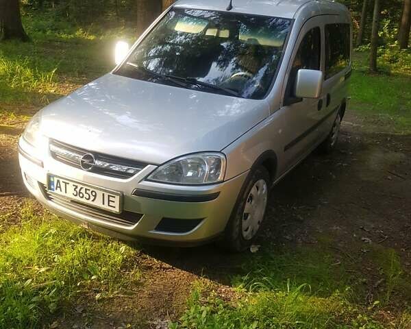 Серый Опель Комбо груз.-пасс., объемом двигателя 1.6 л и пробегом 220 тыс. км за 4200 $, фото 1 на Automoto.ua