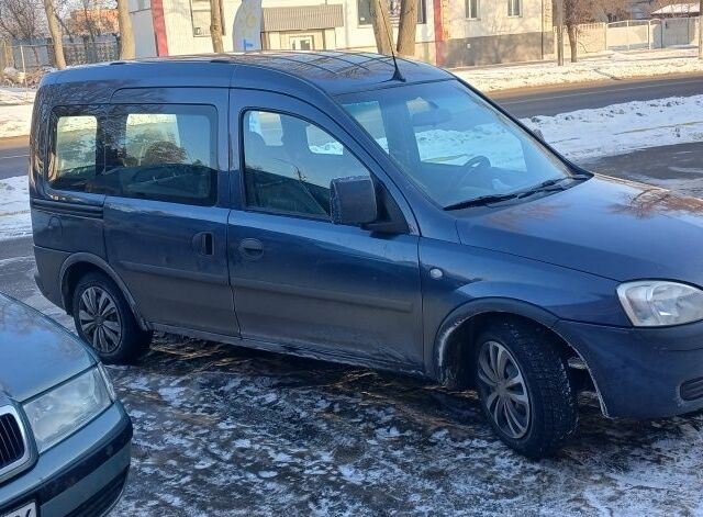 Синий Опель Комбо груз.-пасс., объемом двигателя 1.4 л и пробегом 620 тыс. км за 5461 $, фото 1 на Automoto.ua