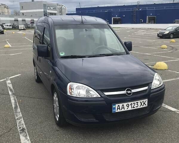 Синий Опель Комбо груз.-пасс., объемом двигателя 1.36 л и пробегом 135 тыс. км за 6400 $, фото 1 на Automoto.ua
