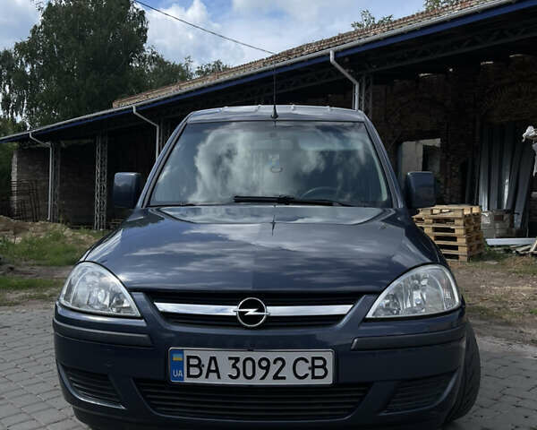 Синий Опель Комбо груз.-пасс., объемом двигателя 1.25 л и пробегом 195 тыс. км за 5600 $, фото 1 на Automoto.ua