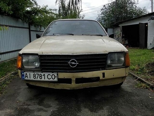 Бежевий Опель Коммандор, об'ємом двигуна 2.5 л та пробігом 250 тис. км за 800 $, фото 1 на Automoto.ua