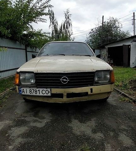 Бежевый Опель Коммандор, объемом двигателя 2.5 л и пробегом 250 тыс. км за 800 $, фото 1 на Automoto.ua