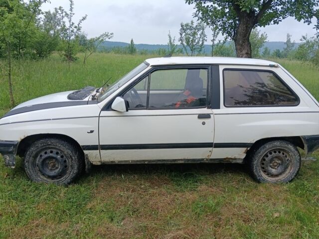 Белый Опель Корса, объемом двигателя 0 л и пробегом 300 тыс. км за 400 $, фото 1 на Automoto.ua