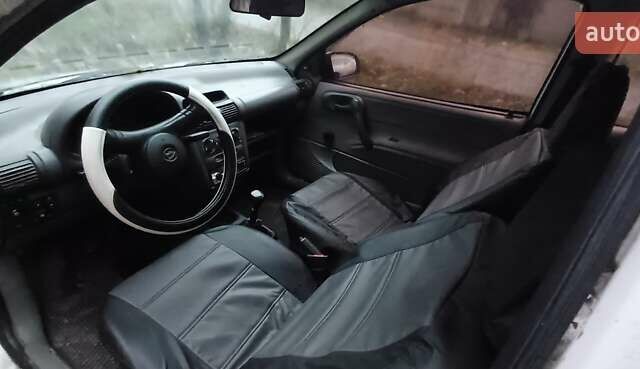 Белый Опель Корса, объемом двигателя 1.2 л и пробегом 450 тыс. км за 1179 $, фото 1 на Automoto.ua