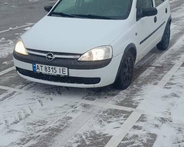 Белый Опель Корса, объемом двигателя 0.97 л и пробегом 235 тыс. км за 2400 $, фото 1 на Automoto.ua