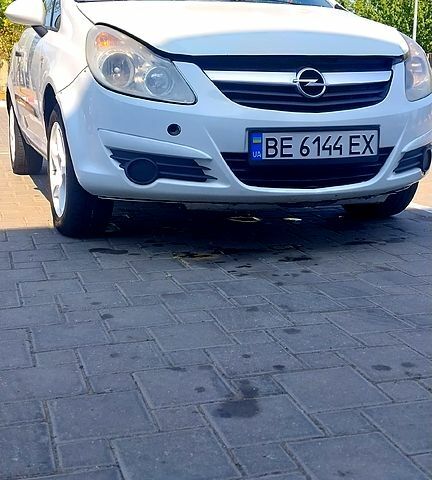 Белый Опель Корса, объемом двигателя 1.2 л и пробегом 238 тыс. км за 2200 $, фото 1 на Automoto.ua