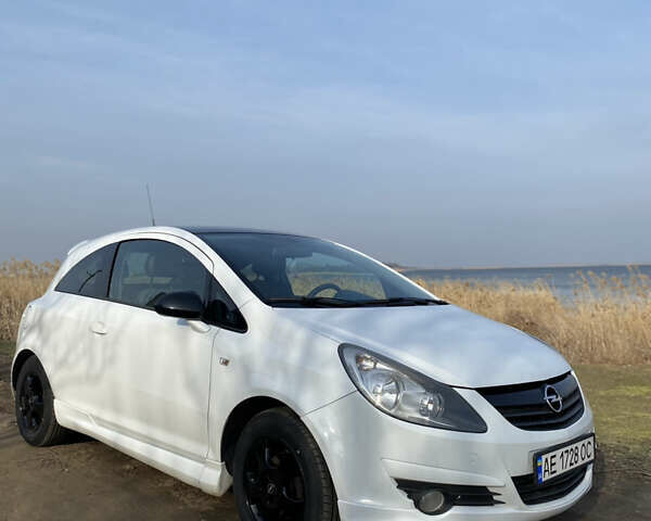 Белый Опель Корса, объемом двигателя 1.3 л и пробегом 240 тыс. км за 4300 $, фото 1 на Automoto.ua