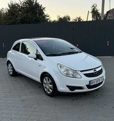 Белый Опель Корса, объемом двигателя 1 л и пробегом 250 тыс. км за 4200 $, фото 1 на Automoto.ua