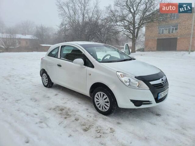 Белый Опель Корса, объемом двигателя 1.23 л и пробегом 350 тыс. км за 3700 $, фото 1 на Automoto.ua