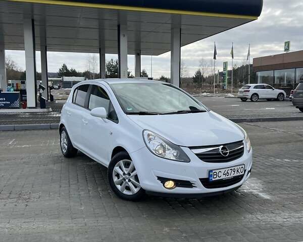 Білий Опель Корса, об'ємом двигуна 1.36 л та пробігом 130 тис. км за 6000 $, фото 1 на Automoto.ua