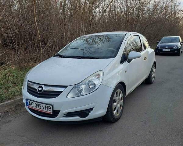Белый Опель Корса, объемом двигателя 1.23 л и пробегом 240 тыс. км за 4000 $, фото 1 на Automoto.ua