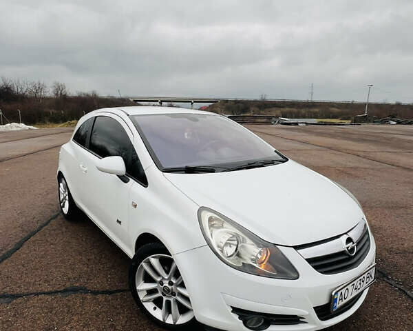 Белый Опель Корса, объемом двигателя 1.4 л и пробегом 125 тыс. км за 6000 $, фото 1 на Automoto.ua