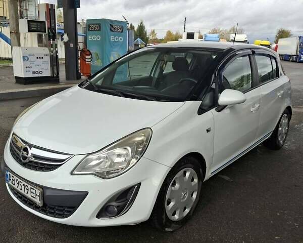 Белый Опель Корса, объемом двигателя 1.3 л и пробегом 240 тыс. км за 4200 $, фото 1 на Automoto.ua