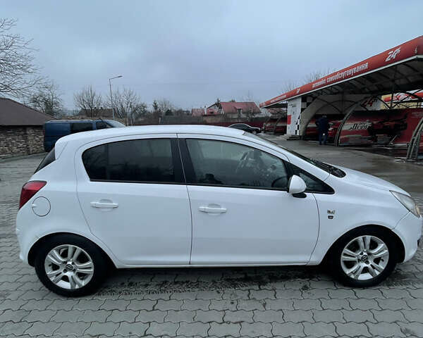 Белый Опель Корса, объемом двигателя 1.3 л и пробегом 280 тыс. км за 4500 $, фото 1 на Automoto.ua