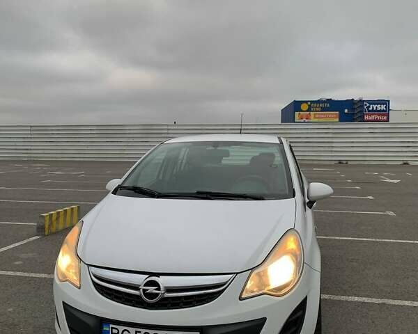 Белый Опель Корса, объемом двигателя 1.23 л и пробегом 221 тыс. км за 5500 $, фото 1 на Automoto.ua