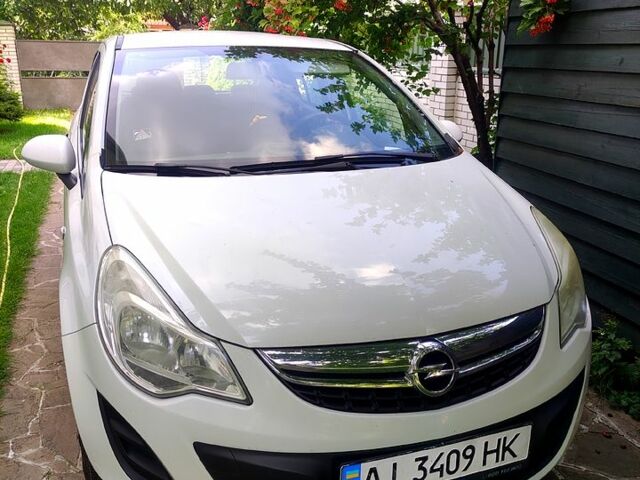 Белый Опель Корса, объемом двигателя 1.2 л и пробегом 195 тыс. км за 5000 $, фото 1 на Automoto.ua