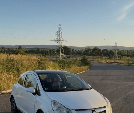 Білий Опель Корса, об'ємом двигуна 1 л та пробігом 173 тис. км за 2989 $, фото 1 на Automoto.ua