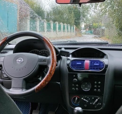 Черный Опель Корса, объемом двигателя 1 л и пробегом 215 тыс. км за 2300 $, фото 1 на Automoto.ua