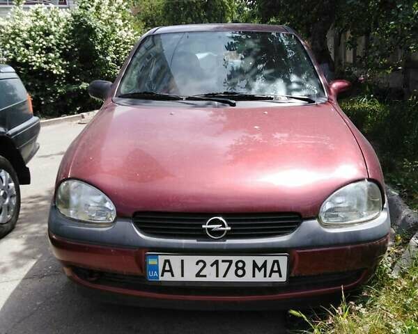 Красный Опель Корса, объемом двигателя 1.39 л и пробегом 130 тыс. км за 2000 $, фото 1 на Automoto.ua