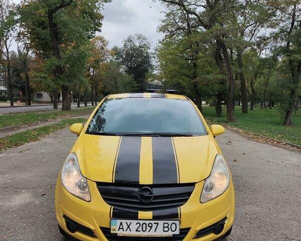 Желтый Опель Корса, объемом двигателя 1.23 л и пробегом 192 тыс. км за 4299 $, фото 1 на Automoto.ua