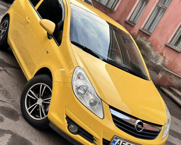 Желтый Опель Корса, объемом двигателя 1.23 л и пробегом 111 тыс. км за 5650 $, фото 1 на Automoto.ua
