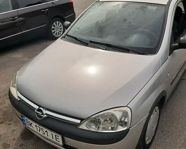 Серый Опель Корса, объемом двигателя 1 л и пробегом 200 тыс. км за 3200 $, фото 1 на Automoto.ua
