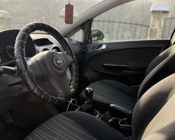 Серый Опель Корса, объемом двигателя 1.2 л и пробегом 180 тыс. км за 4500 $, фото 1 на Automoto.ua