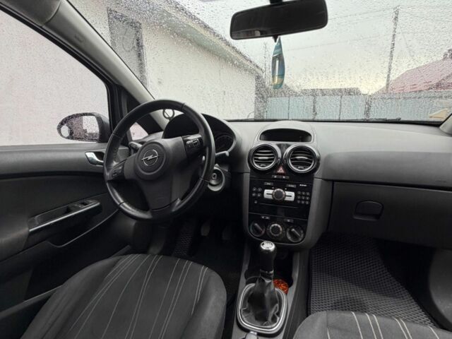 Серый Опель Корса, объемом двигателя 1.2 л и пробегом 242 тыс. км за 5000 $, фото 1 на Automoto.ua