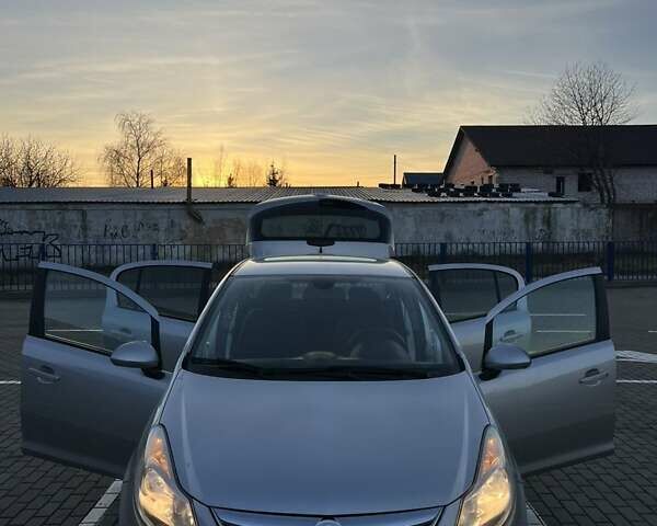 Сірий Опель Корса, об'ємом двигуна 1.36 л та пробігом 207 тис. км за 5500 $, фото 1 на Automoto.ua