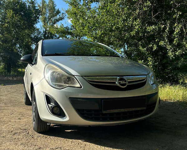Серый Опель Корса, объемом двигателя 1.2 л и пробегом 250 тыс. км за 2500 $, фото 1 на Automoto.ua