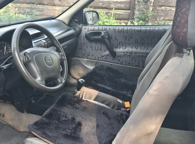 Синий Опель Корса, объемом двигателя 9 л и пробегом 372 тыс. км за 1250 $, фото 1 на Automoto.ua