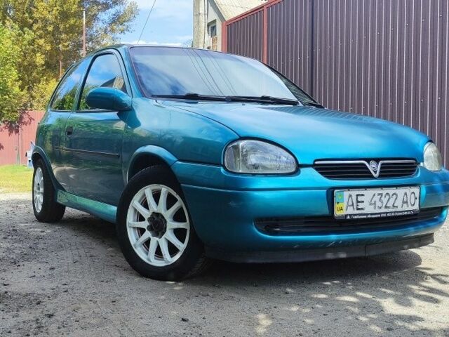 Зеленый Опель Корса, объемом двигателя 1.4 л и пробегом 314 тыс. км за 1300 $, фото 1 на Automoto.ua