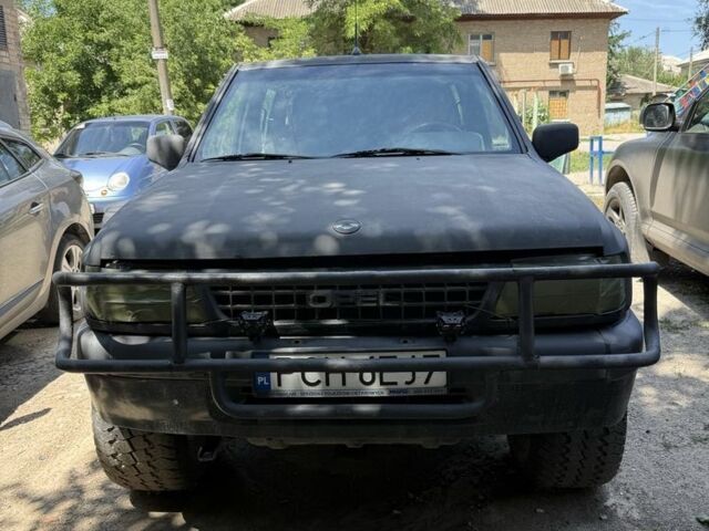 Черный Опель Фронтера, объемом двигателя 2 л и пробегом 200 тыс. км за 1700 $, фото 1 на Automoto.ua