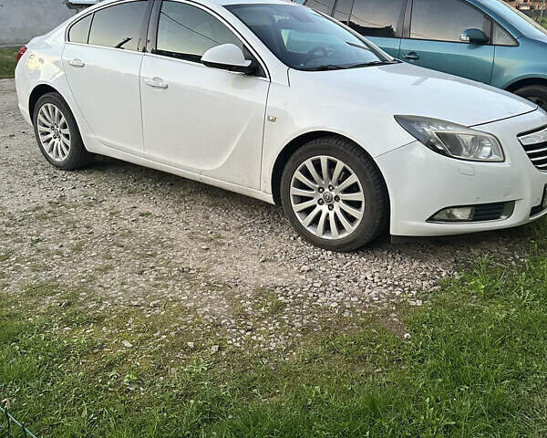 Белый Опель Инсигния, объемом двигателя 2 л и пробегом 265 тыс. км за 6500 $, фото 1 на Automoto.ua