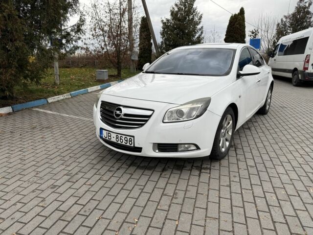 Белый Опель Инсигния, объемом двигателя 2 л и пробегом 363 тыс. км за 3300 $, фото 1 на Automoto.ua