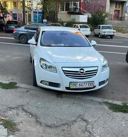 Белый Опель Инсигния, объемом двигателя 2 л и пробегом 220 тыс. км за 7500 $, фото 1 на Automoto.ua