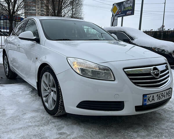 Белый Опель Инсигния, объемом двигателя 2 л и пробегом 177 тыс. км за 7400 $, фото 1 на Automoto.ua