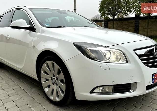 Белый Опель Инсигния, объемом двигателя 1.6 л и пробегом 200 тыс. км за 7770 $, фото 1 на Automoto.ua